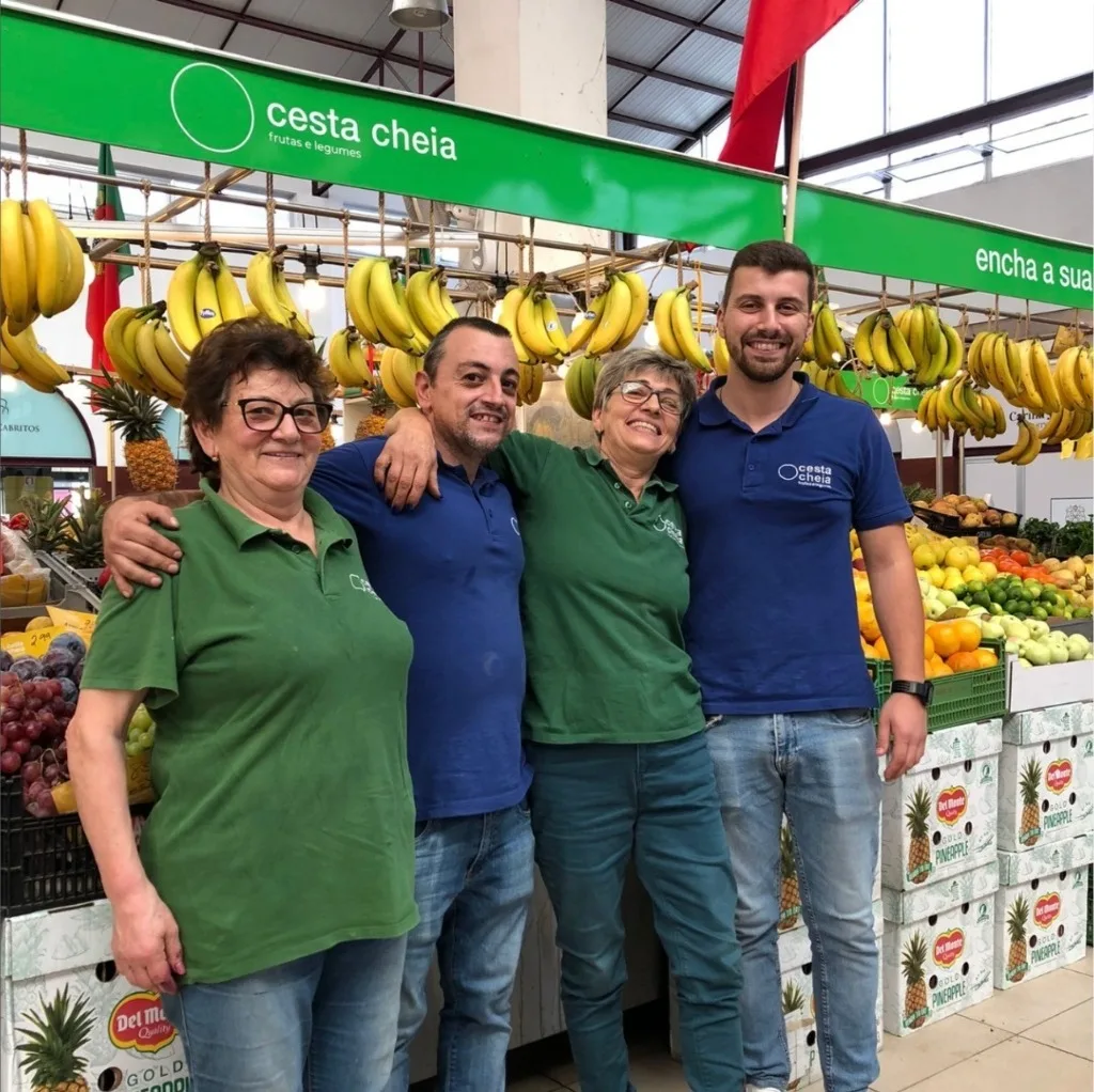Equipa da Cesta Cheia na banca do Mercado Manuel Firmino em Aveiro
